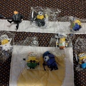 8 minion figurines